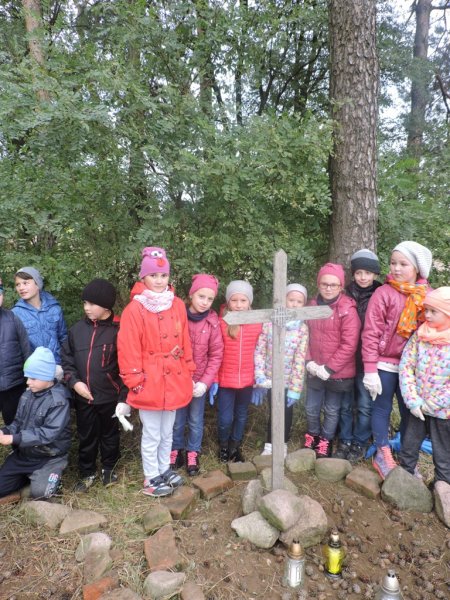 Sprzątanie grobów w Melanowie